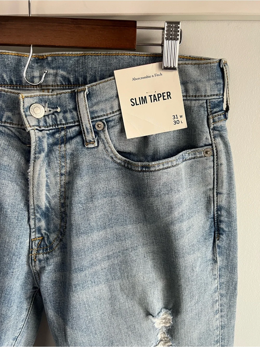 NWT Abercrombie & Fitch Slim Taper Jeans 31x30 Light Wash Distressed Stretch